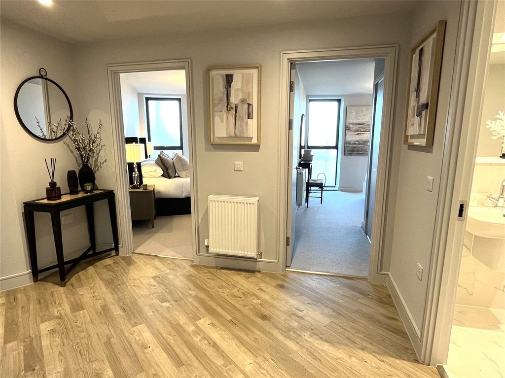 Property photo 3 of 15 Show Apartment