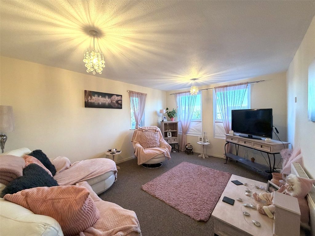 Property photo 3 of 19 Lounge