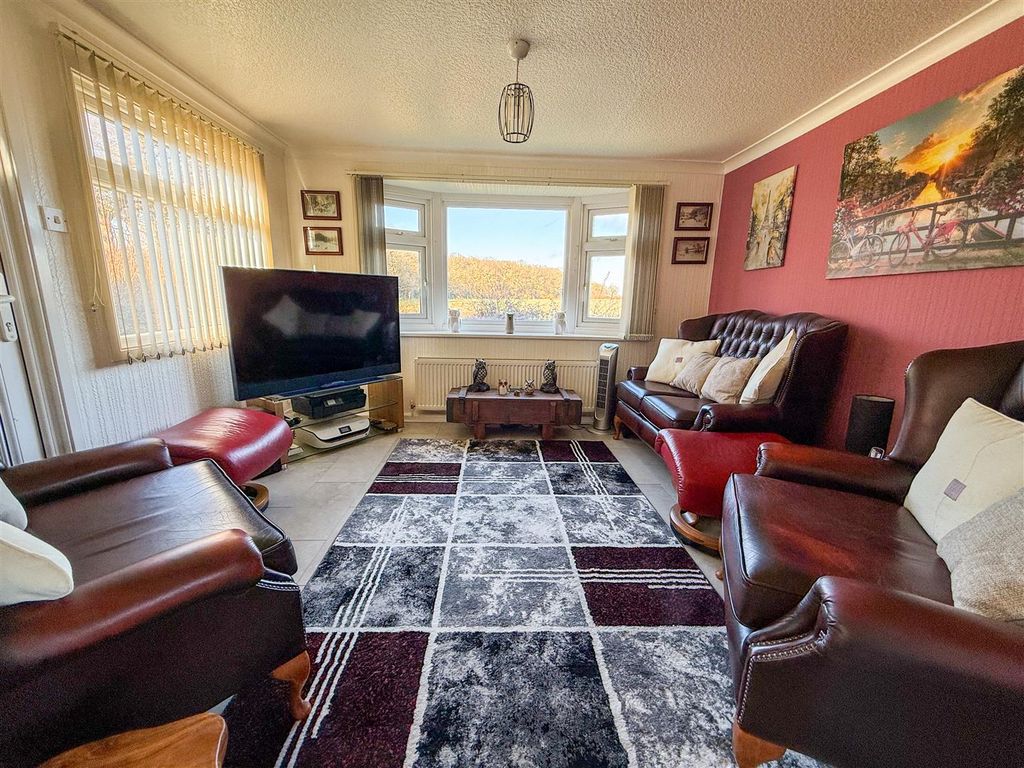 Property photo 3 of 11 Lounge
