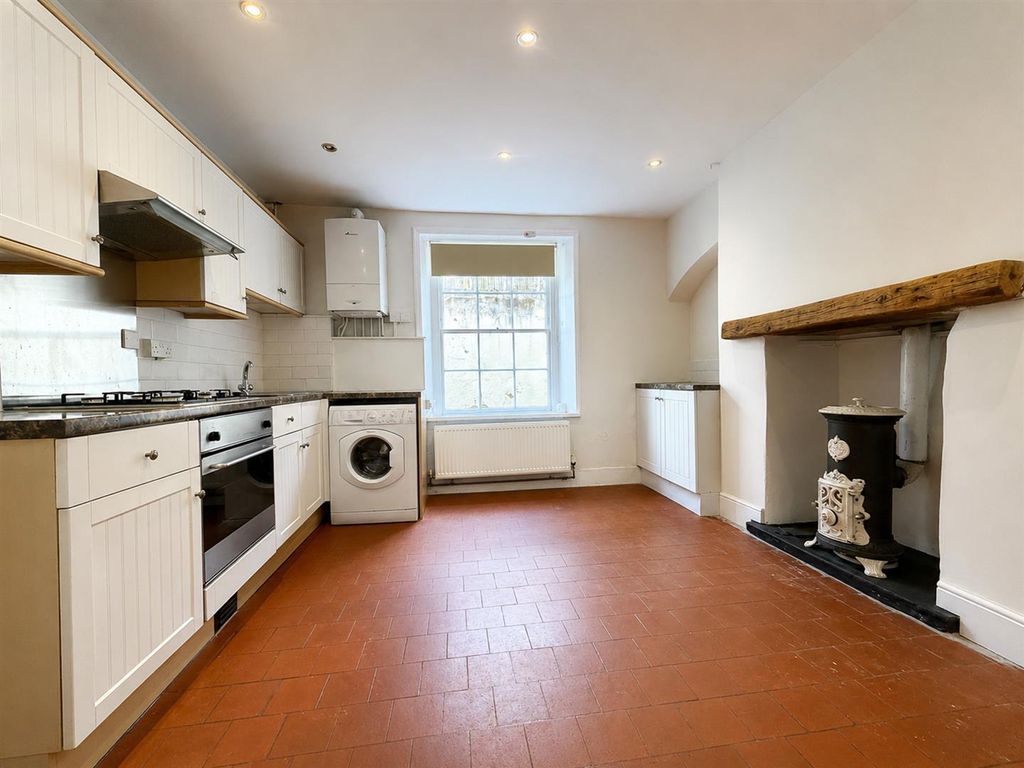 Property photo 2 of 5 Kitchen
