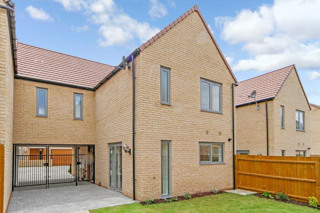 Property photo 1 of 11 Rear