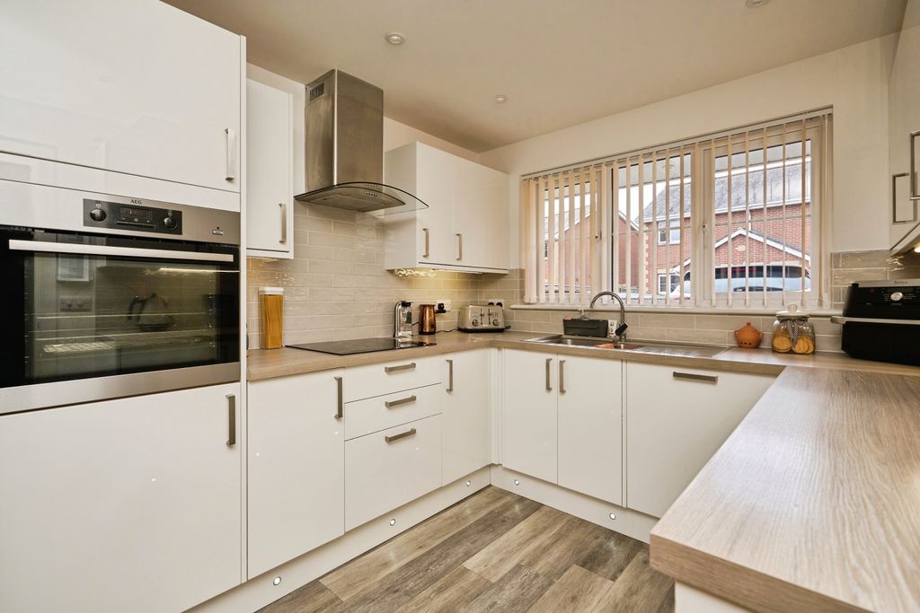 Property photo 3 of 18 Kitchen