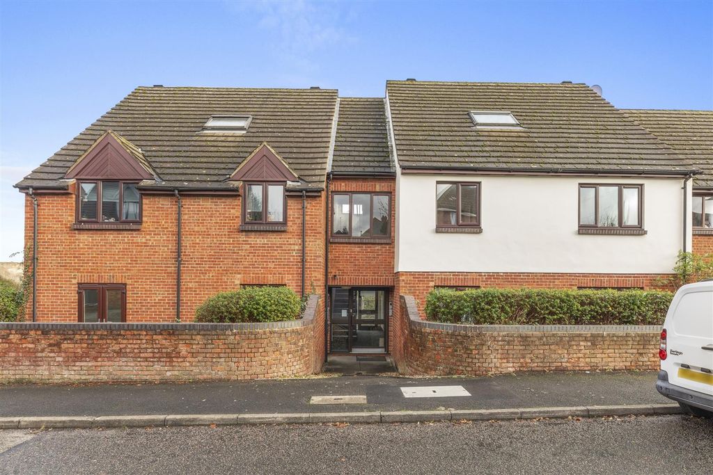 Property photo 1 of 14 10 Windrush Court, Hp13 7Ul-12.Jpg