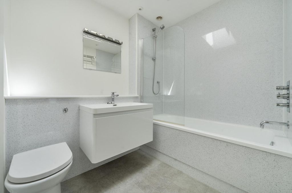 Property photo 3 of 16 Flat 3, 133 Hiltingbury (10).Jpg