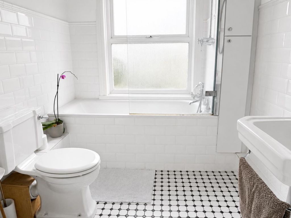 Property photo 2 of 8 Bathroom