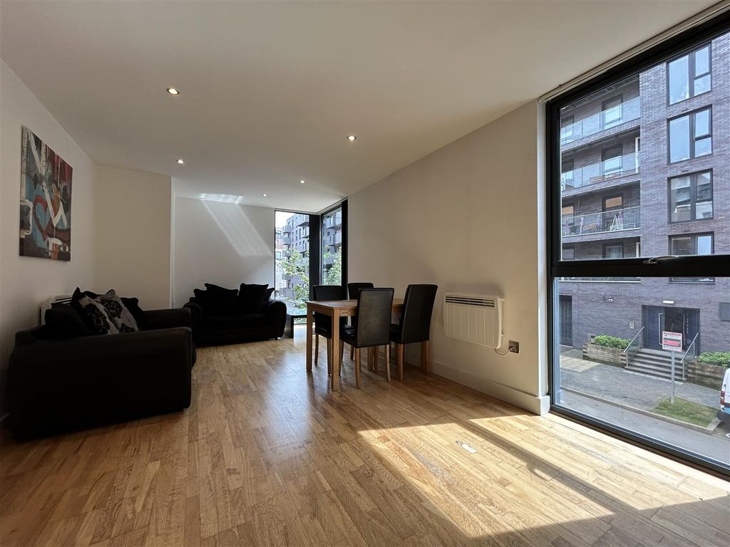 Property photo 3 of 14 Livingroom (2).Jpeg