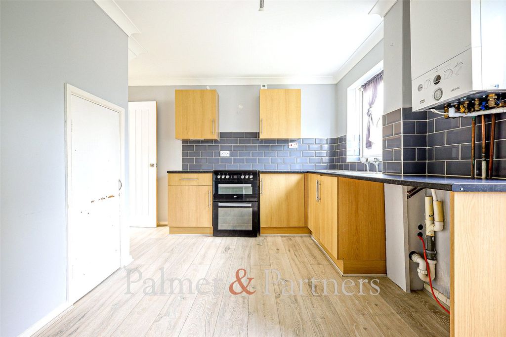 Property photo 3 of 8 Kitchen