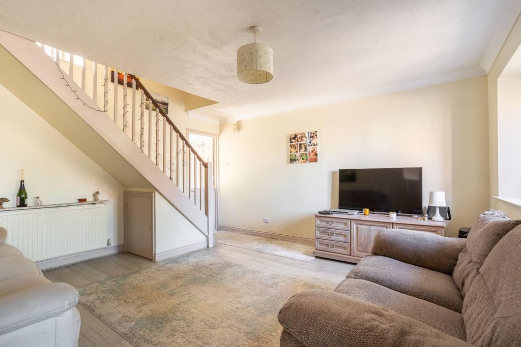 Property photo 3 of 14 Ganders Close-6.Jpg