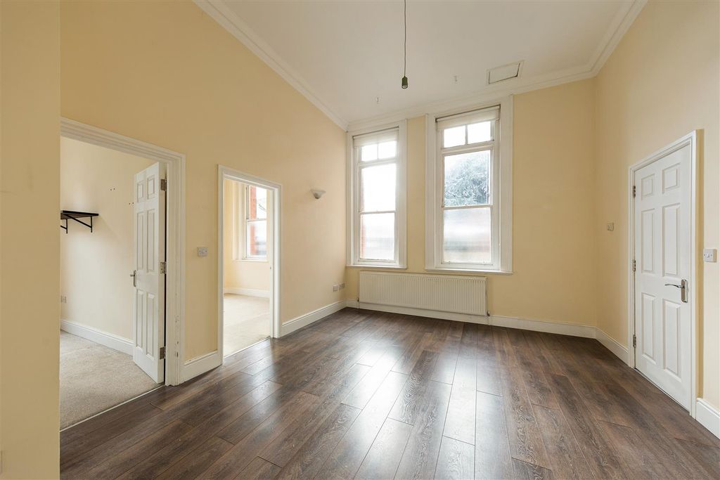 Property photo 2 of 26 Adelaide Road, E10