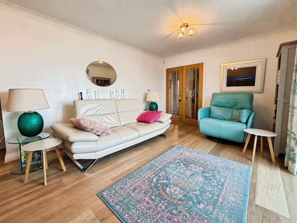 Property photo 3 of 27 Lounge V2