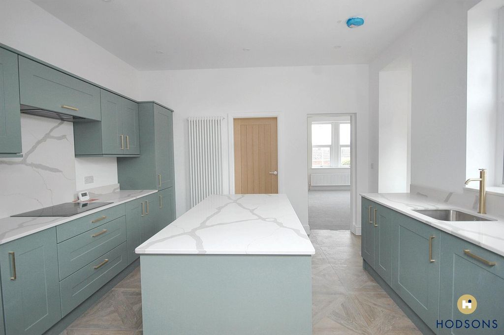 Property photo 3 of 18 Kitchen