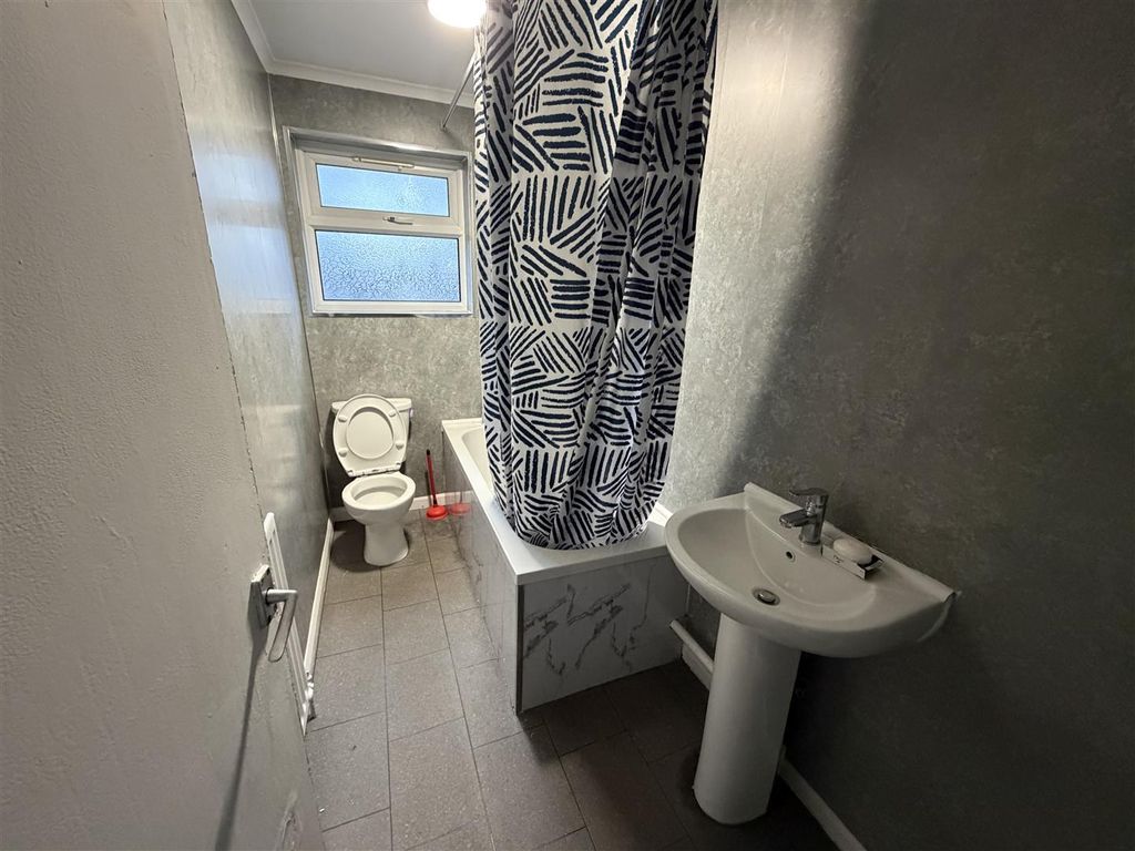 Property photo 3 of 9 Bathroom