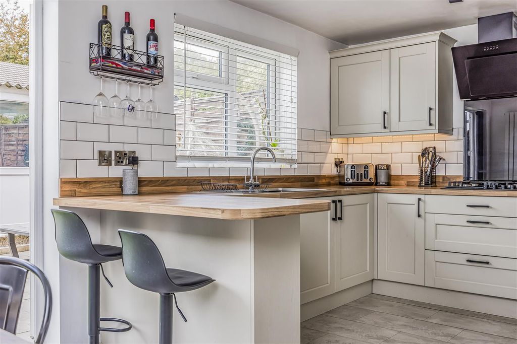 Property photo 2 of 16 96 Farmlea Road, Portsmouth-Porticomarketing-Soldb