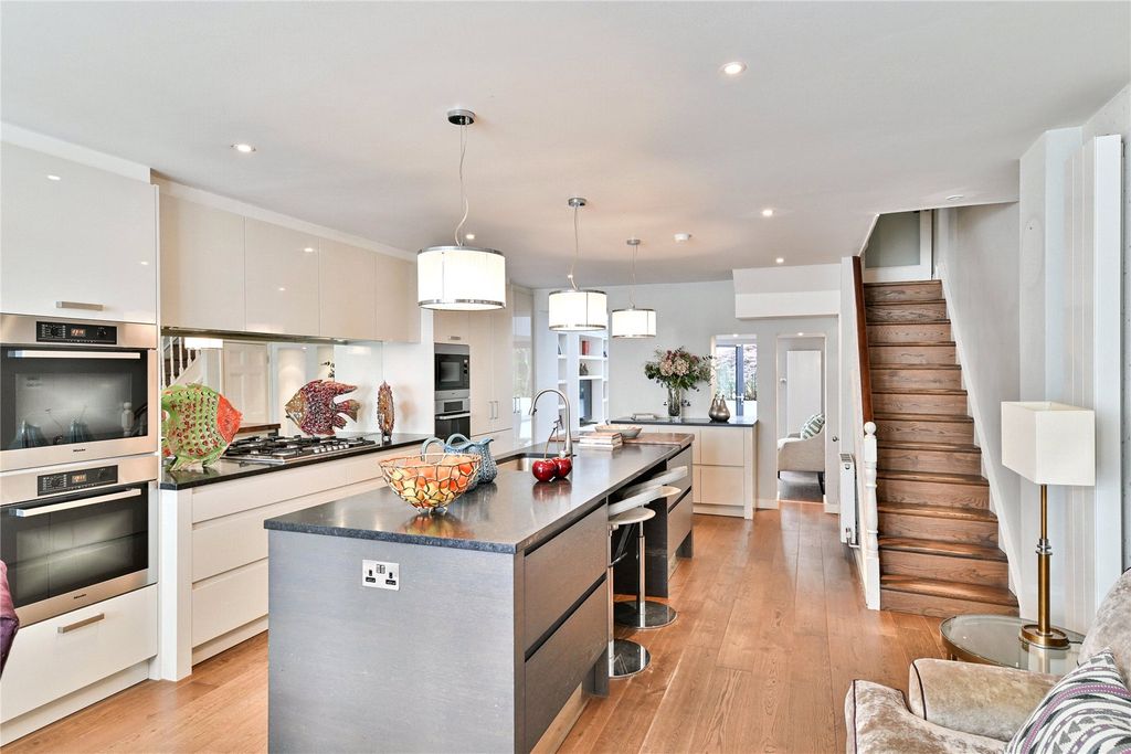 Property photo 2 of 18 Kitchen