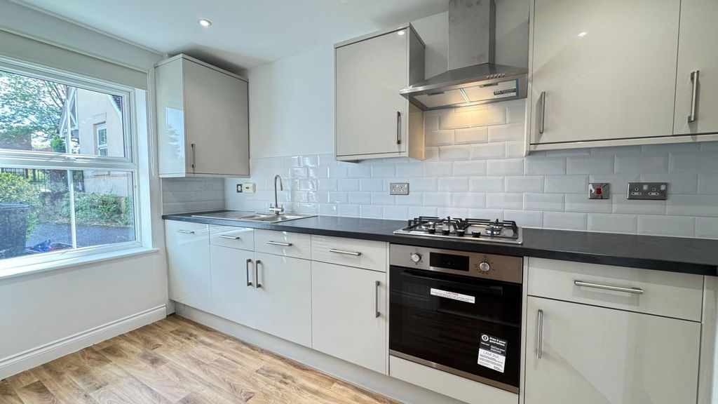 Property photo 3 of 11 Kitchen