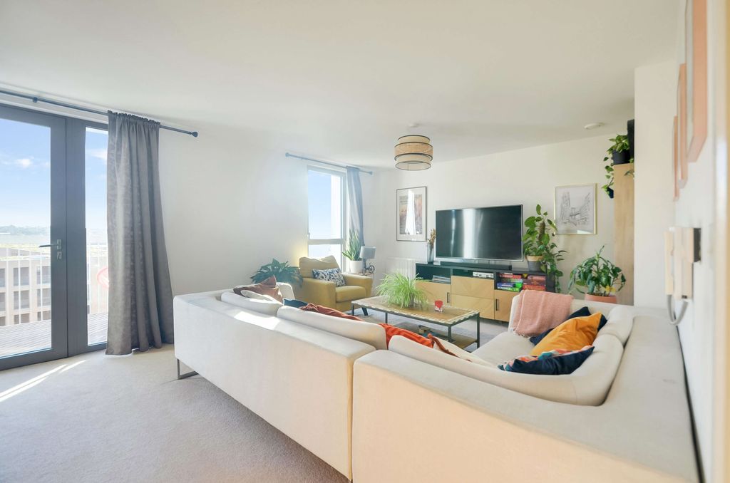 Property photo 2 of 29 Lounge (6).Jpg
