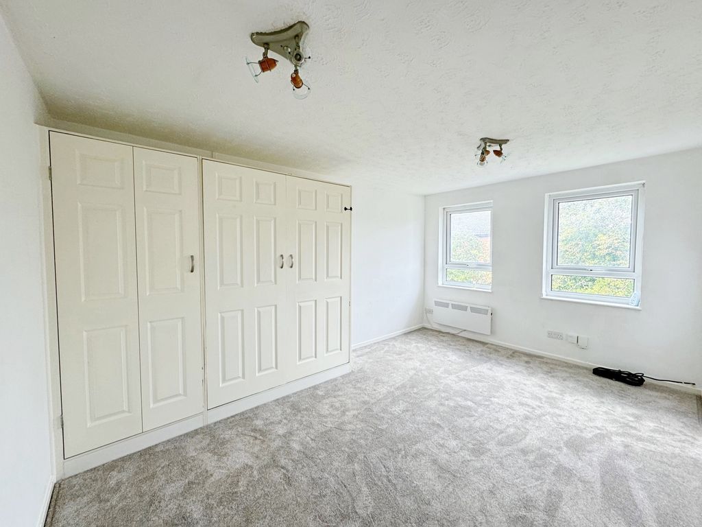 Property photo 2 of 8 Bed Sitting Room