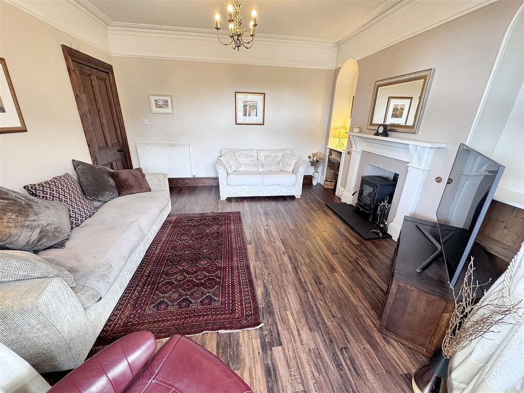 Property photo 3 of 27 Lounge