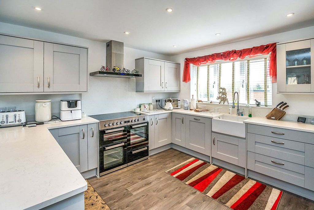 Property photo 3 of 18 Dining Kitchen