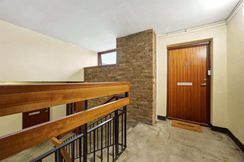 Property photo 2 of 16 03-69_St_Columba_Drive_Kirkintilloch_003.Jpg