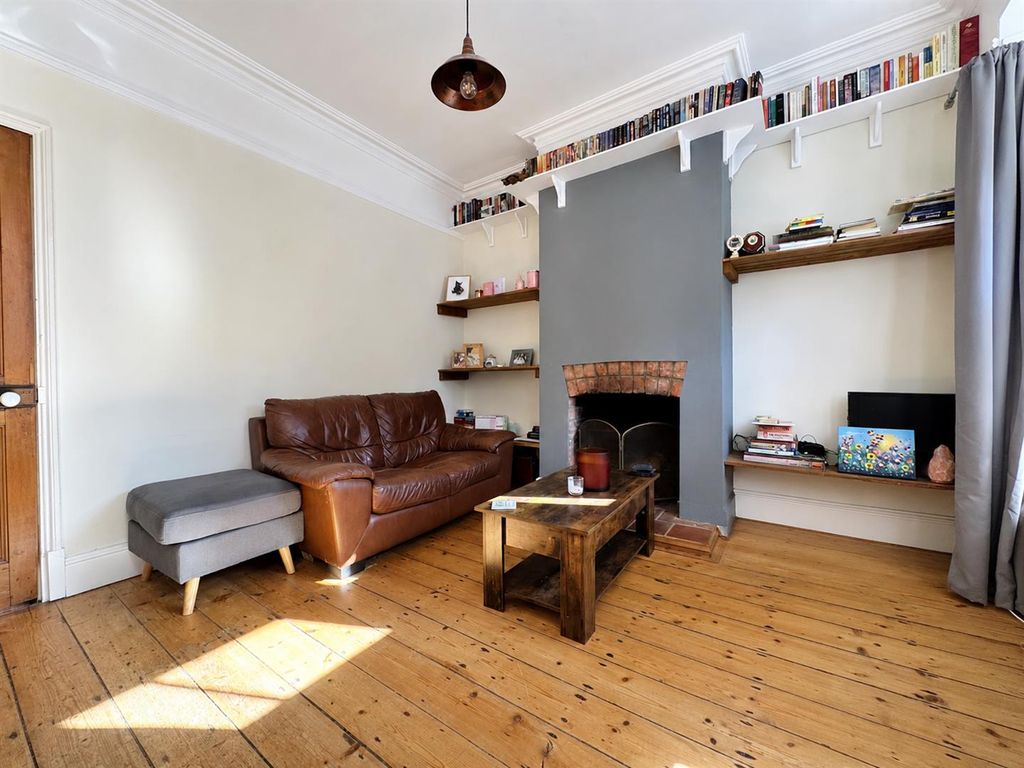 Property photo 3 of 11 Living Room