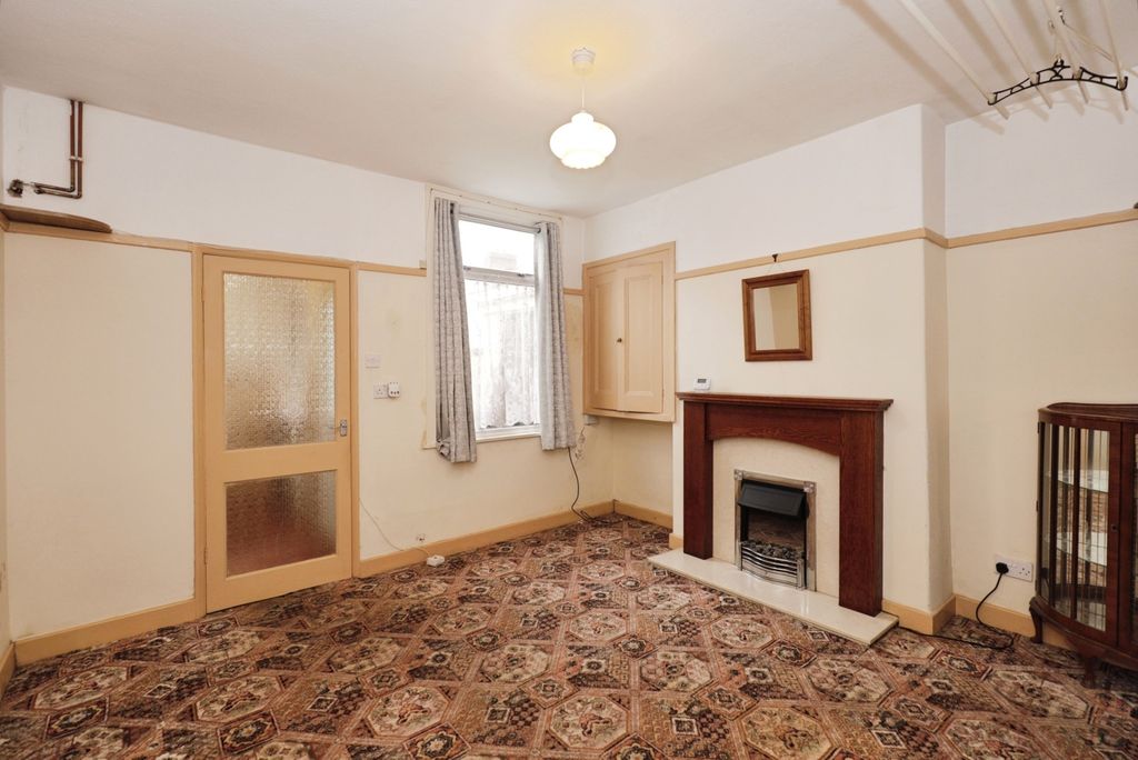 Property photo 2 of 15 Lounge