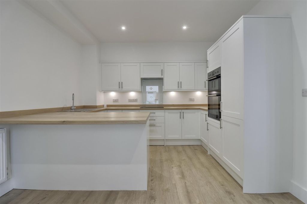 Property photo 2 of 18 F3Df935A-A5F2-4811-98Ab-502395244Ae2_1_201_A.Jpeg