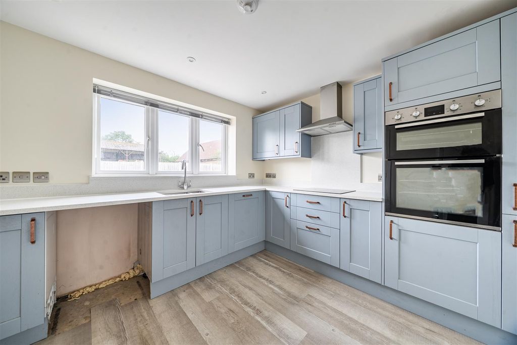 Property photo 2 of 11 Fitted Kitchen