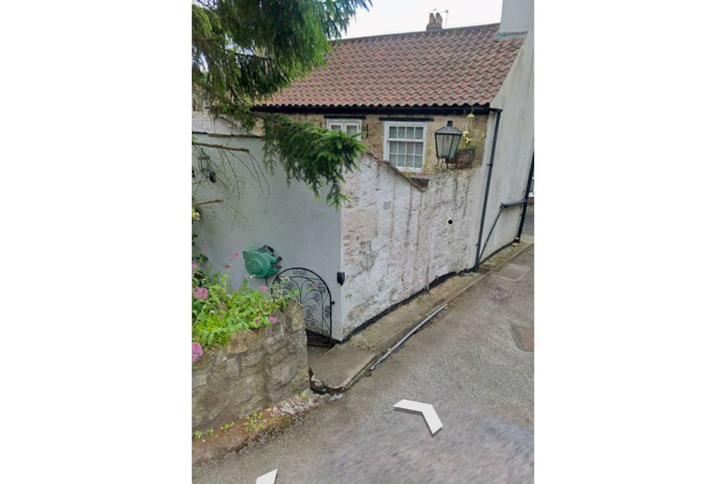 Property photo 3 of 12 Side Entry