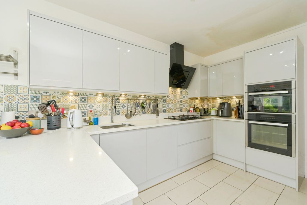 Property photo 3 of 19 1828527-24
