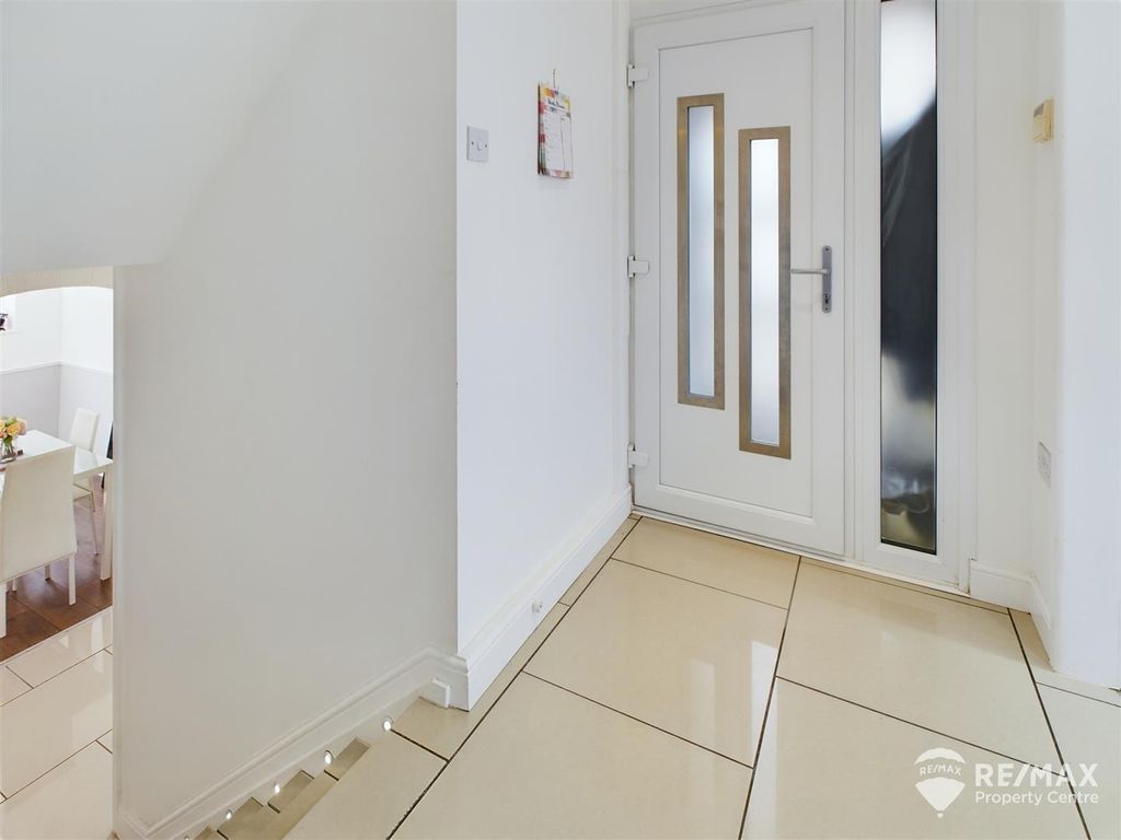 Property photo 2 of 25 Entrance Hall.Jpg