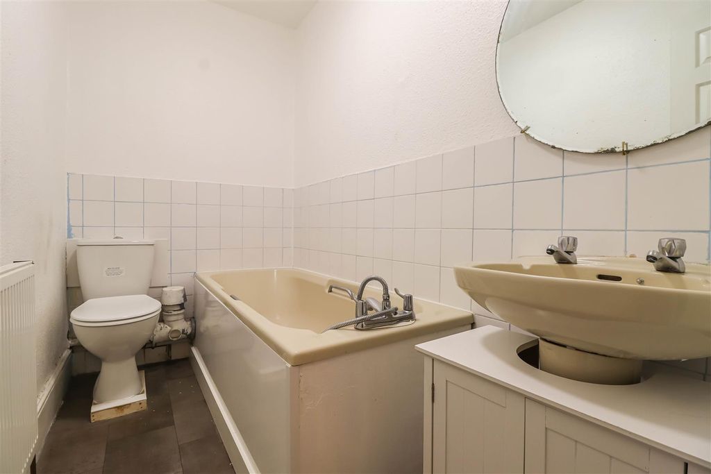 Property photo 3 of 14 Bathroom