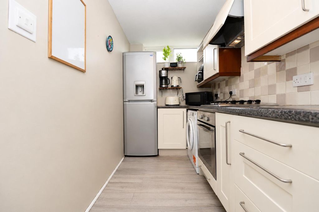 Property photo 3 of 11 Kitchen..Jpg