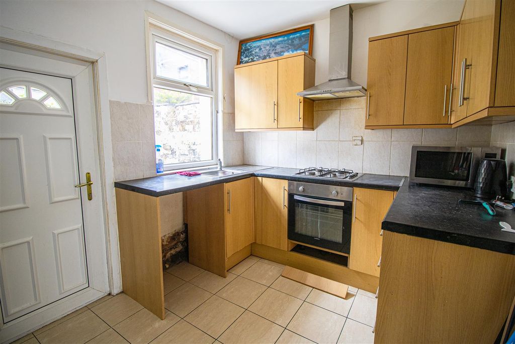 Property photo 3 of 6 Kitchen