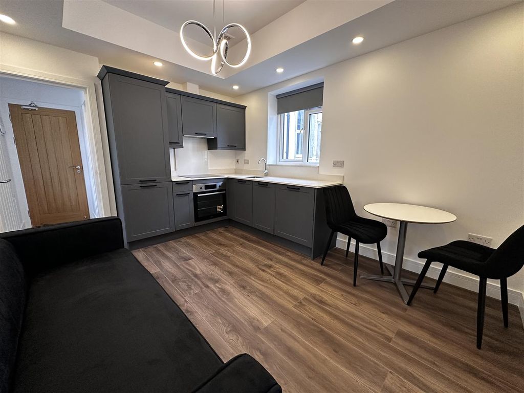 Property photo 1 of 7 Kitchen/Lounge