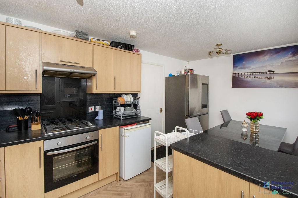 Property photo 3 of 11 Kitchen