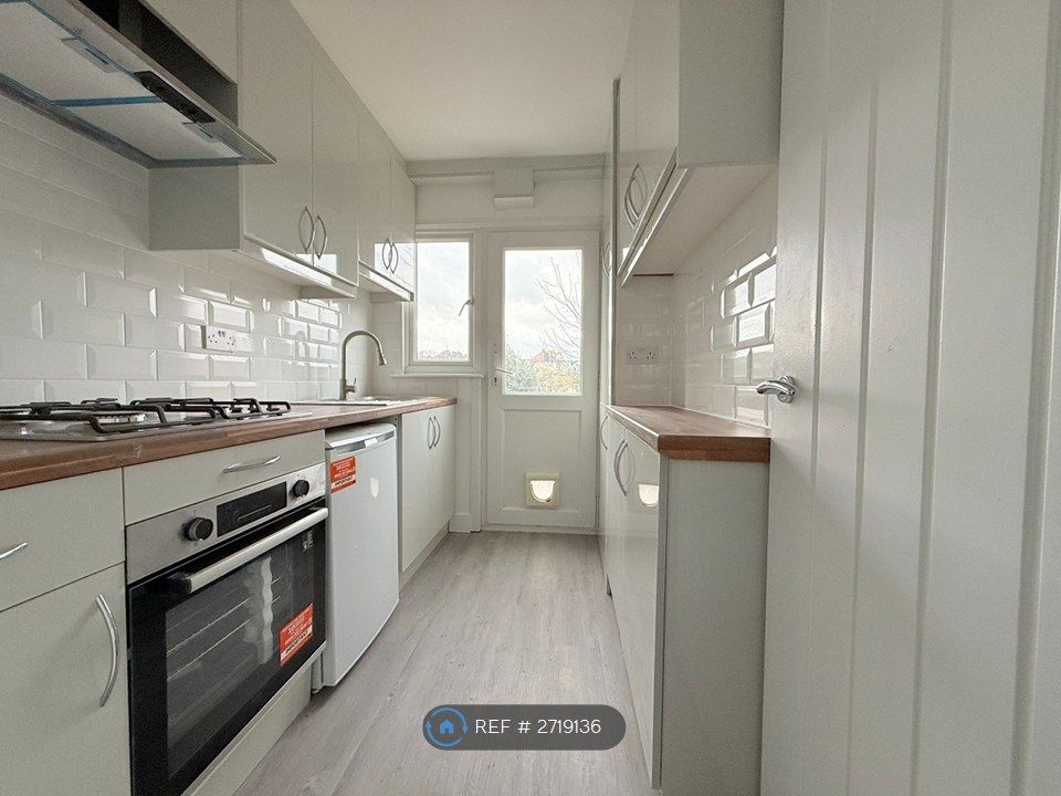 Property photo 2 of 8 Kitchen