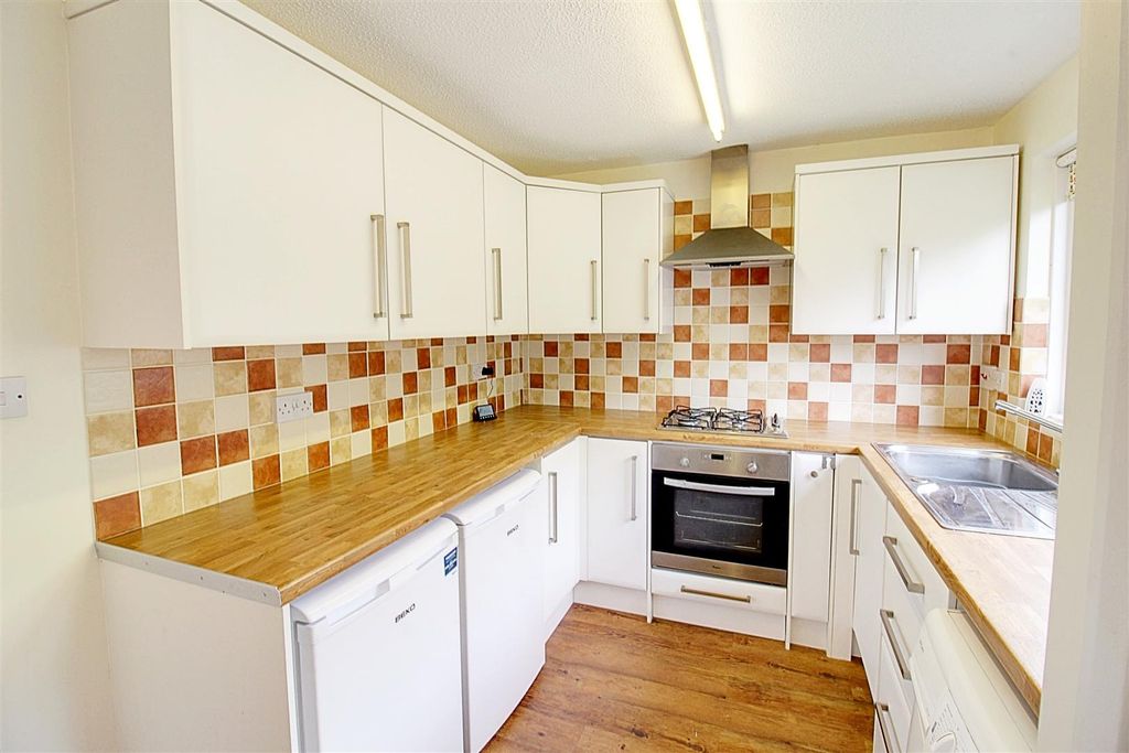 2 bed flat for saleBroadwater, Berkhamsted HP4 photo 5