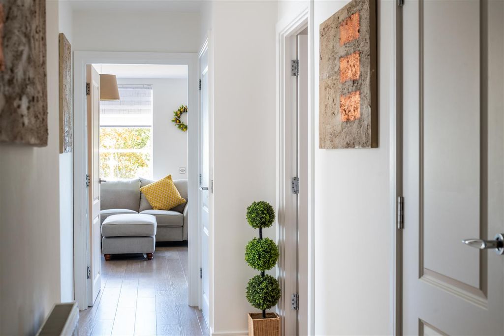 Property photo 2 of 17 Flat 37 10 Sovereign Walk Internals-11.Jpg