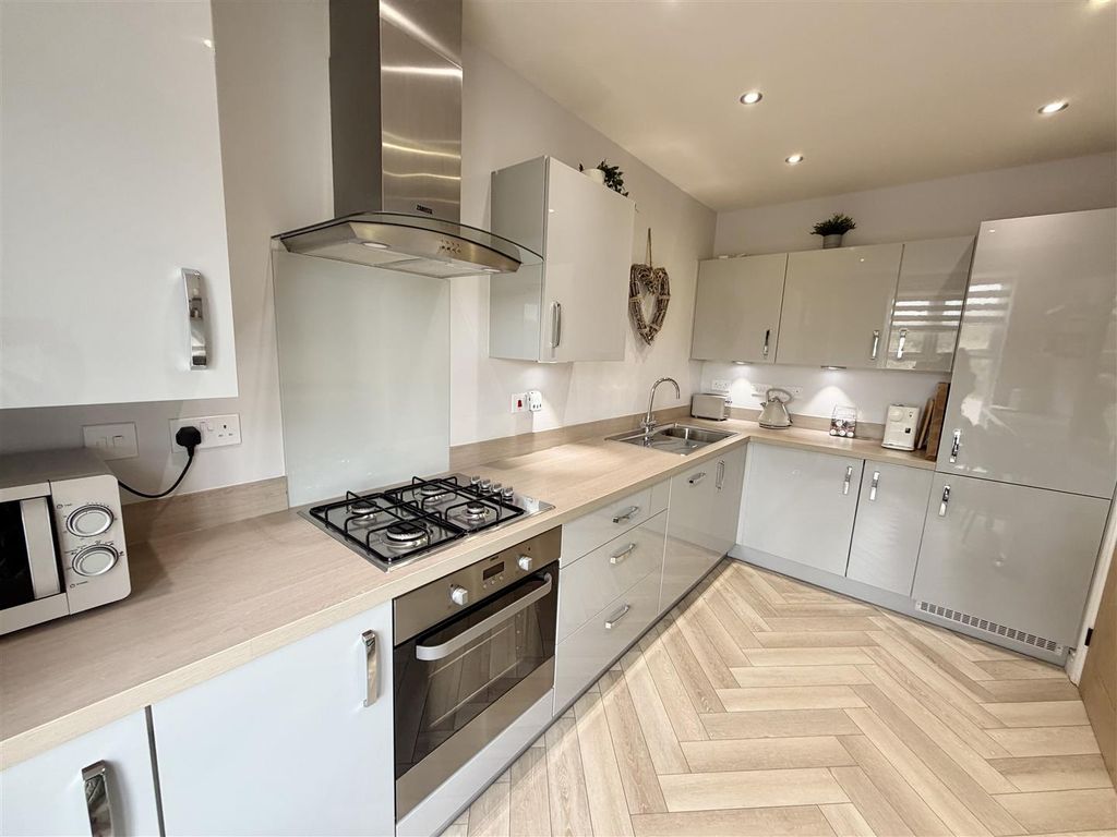 Property photo 3 of 16 Kitchen