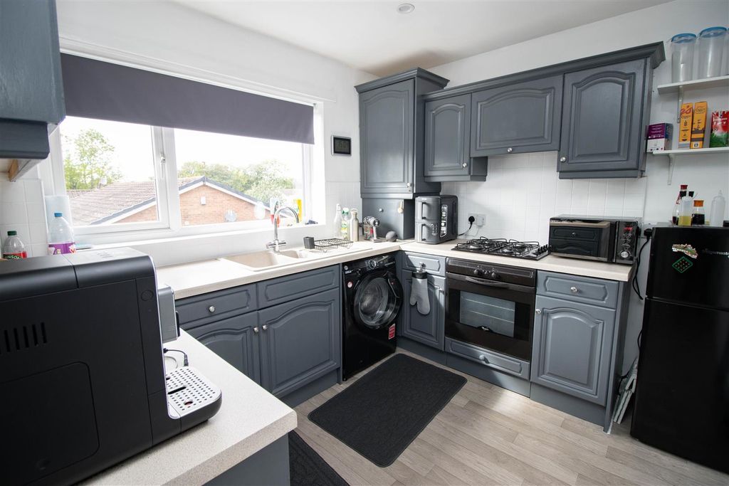 Property photo 3 of 7 Kitchen