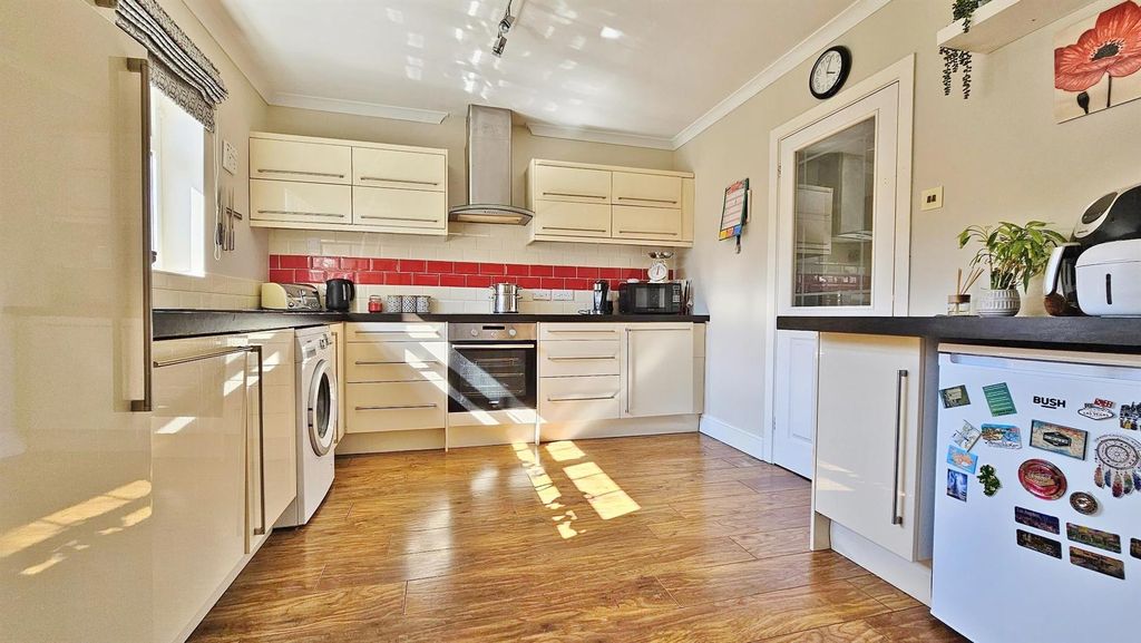 Property photo 3 of 31 Kitchen/Diner