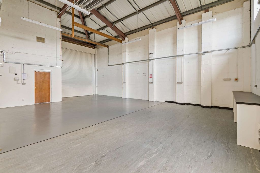 Property photo 3 of 17 8676207-Interior06-800