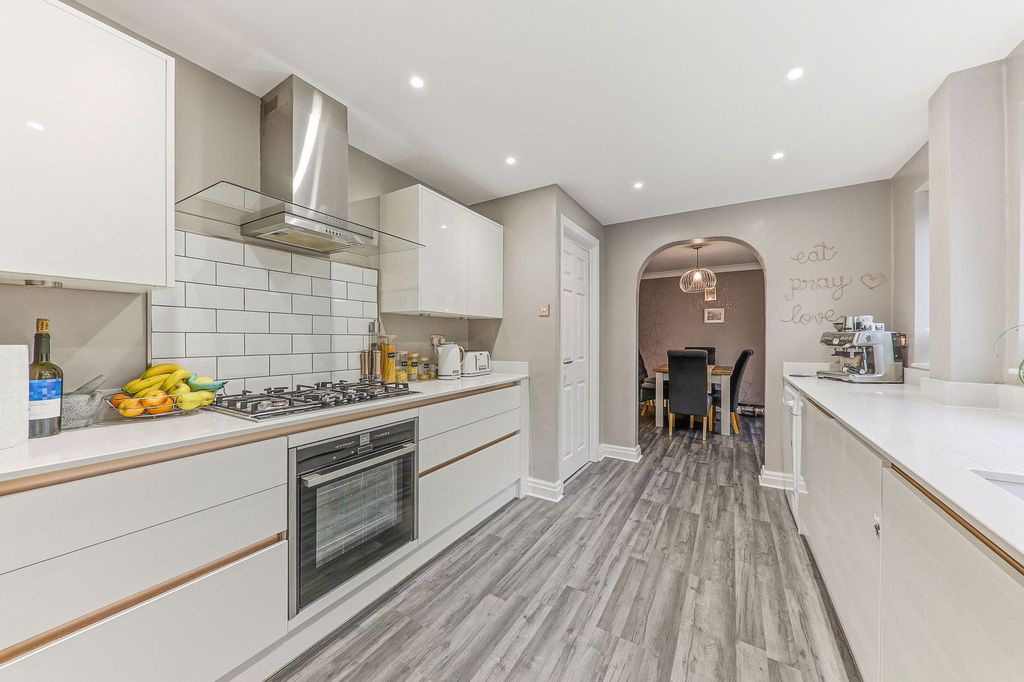 Property photo 3 of 39