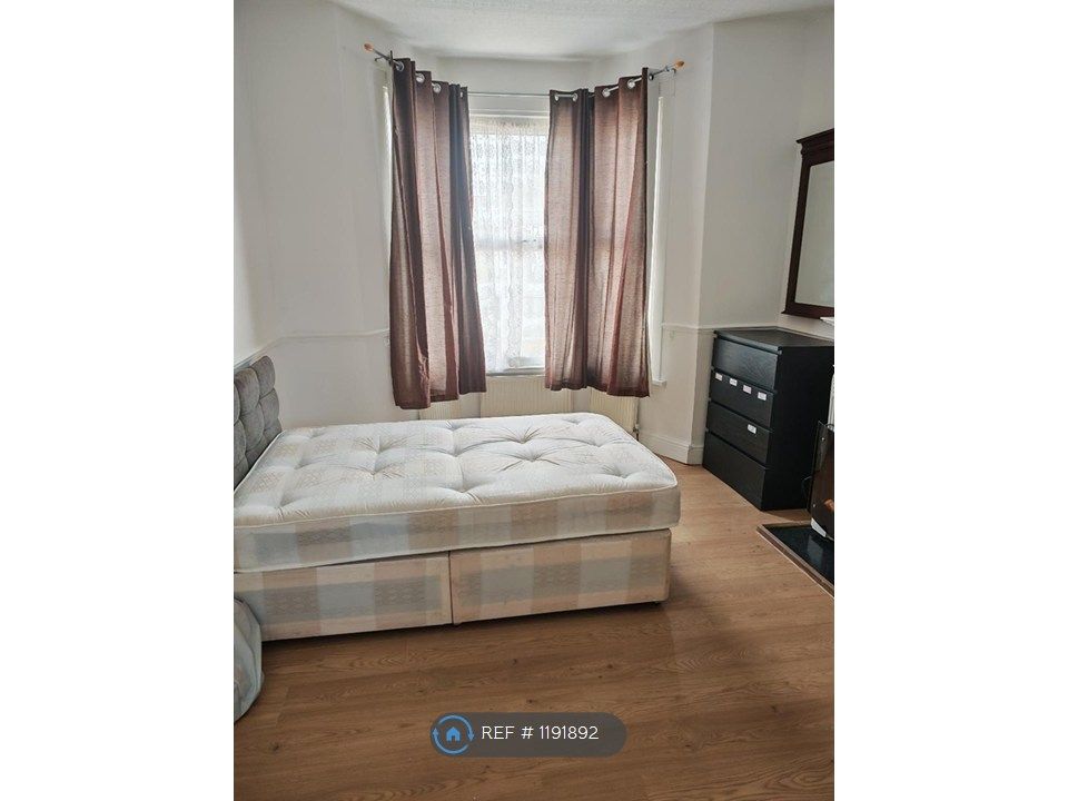 Property photo 1 of 6 Bedroom