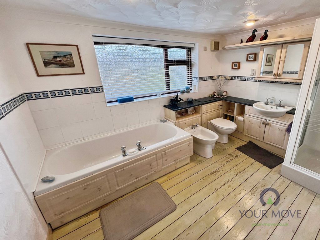 Property photo 2 of 15 Bathroom No 17