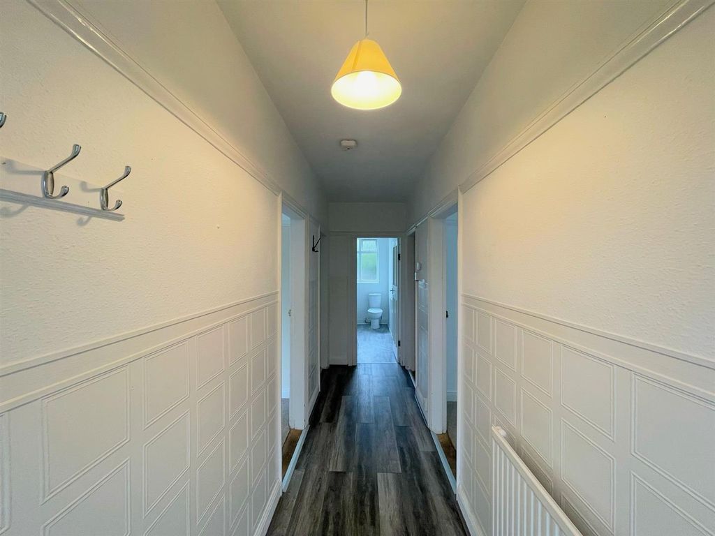 Property photo 3 of 11 Entrance Hall