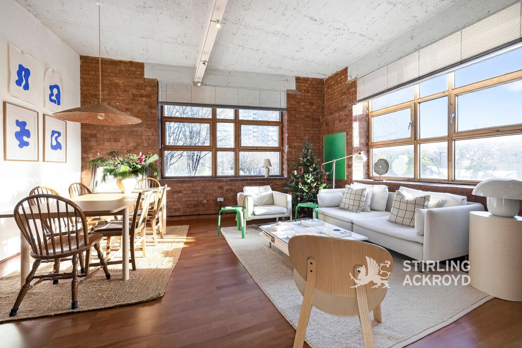 Property photo 1 of 19 Reception