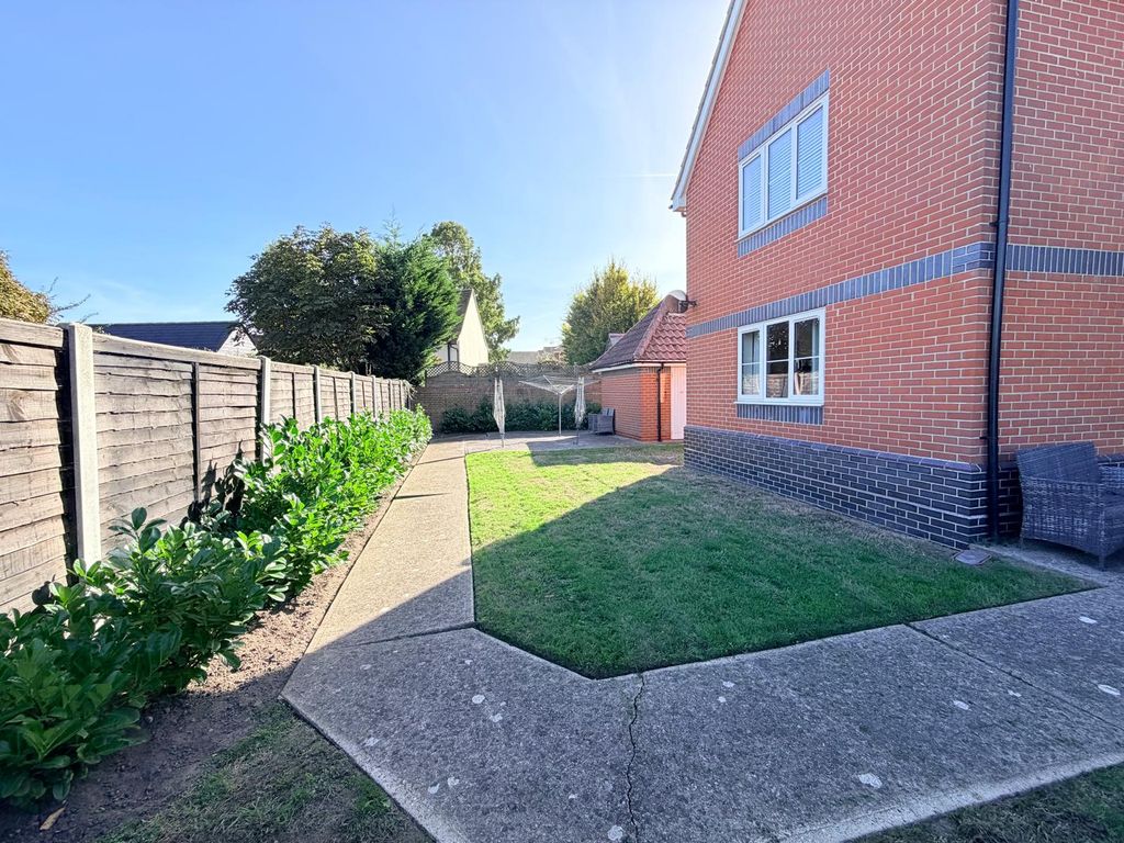Property photo 3 of 12 External