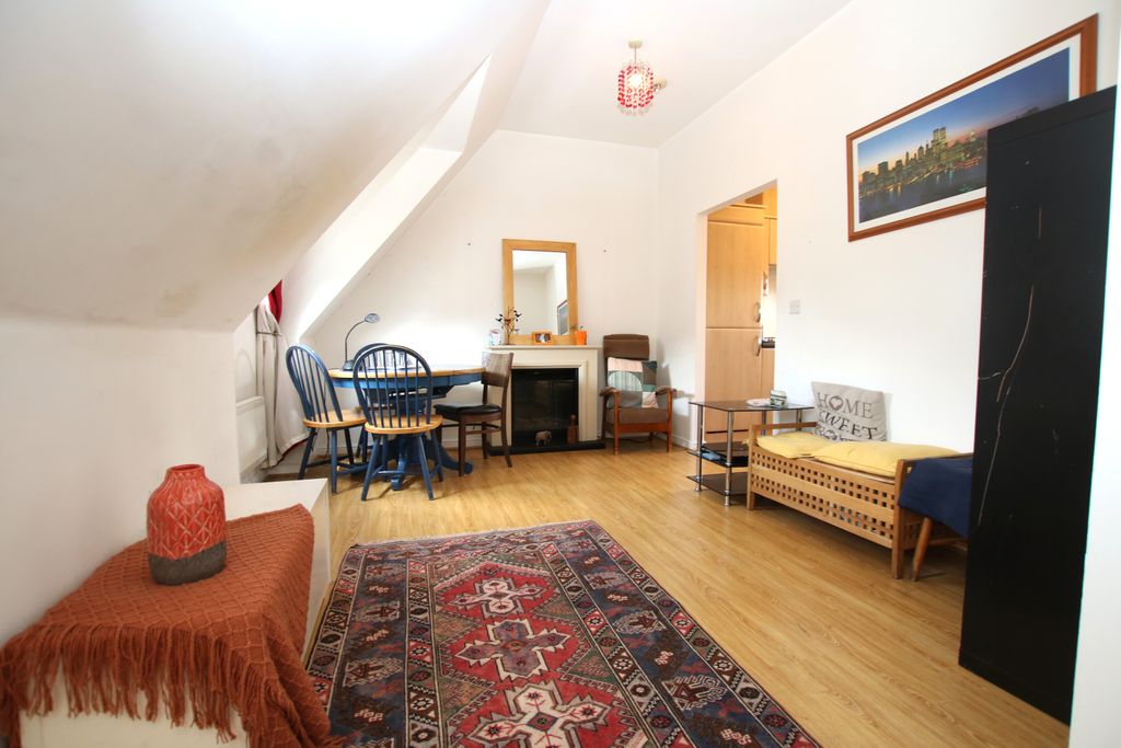 Property photo 2 of 10 7Weaversh
